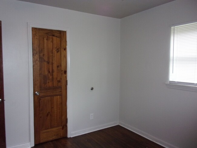 Building Photo - 2 Bedroom 1 Bath Home - Recently updated a...