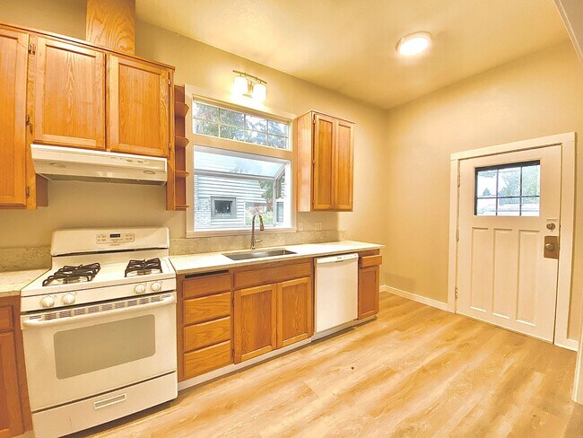 Building Photo - Charming 3 Bed 2 Bath Portland Bungalow!