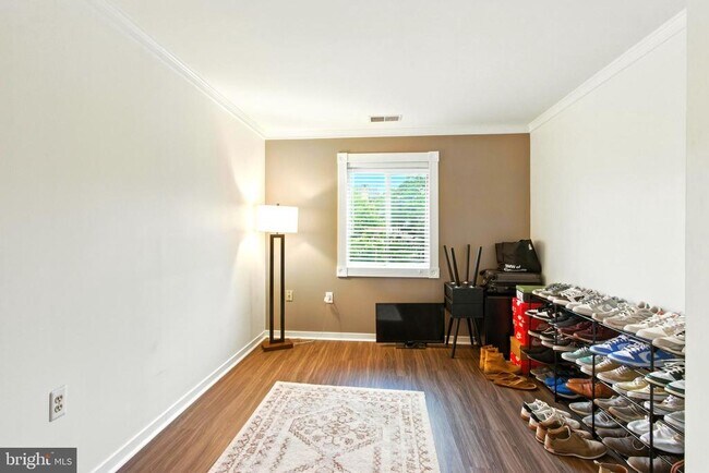 Building Photo - 508 S Charles St