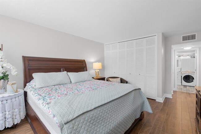 Building Photo - 1147 Hillsboro Mile
