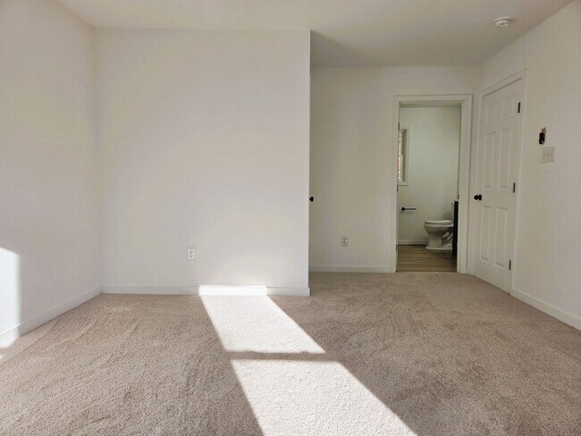 Building Photo - Large 3 story home located in Glenwood Park just minutes from downtown Richmond