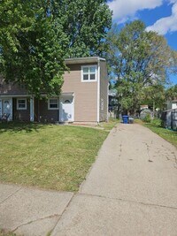 Building Photo - **Charming 3-Bedroom Duplex with Modern To...