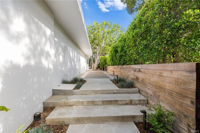 Building Photo - 1046 N Hillcrest Rd