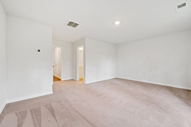 Building Photo - Charming 3-bedroom, 3.5-bathroom townhouse...