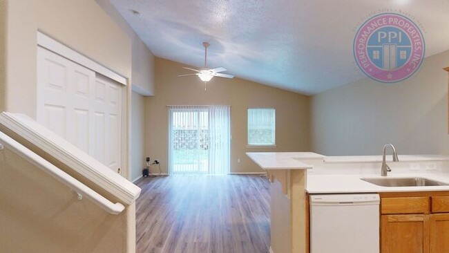 Building Photo - Great Sandy Location, Light & Bright Floor...