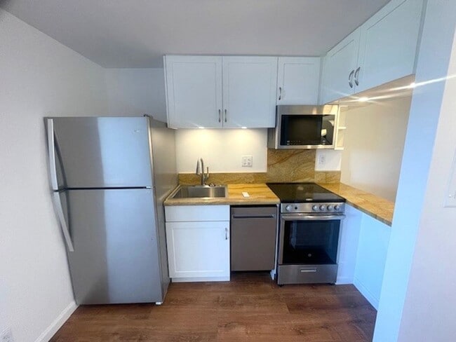 Building Photo - Renovated Studio / 1 Bath in Century Park Plaza