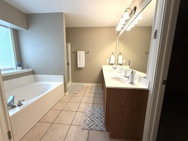 Building Photo - 2507 Silver Spur Ln