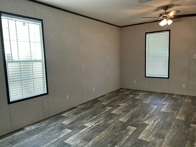 Building Photo - 38651 Tarr Dr