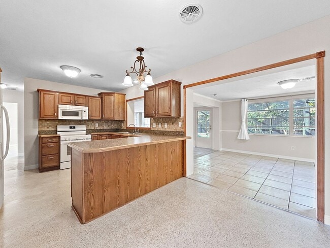 Building Photo - Beautiful Clearwater Home with Pool - 2bed|2bath WITH BONUS ROOM