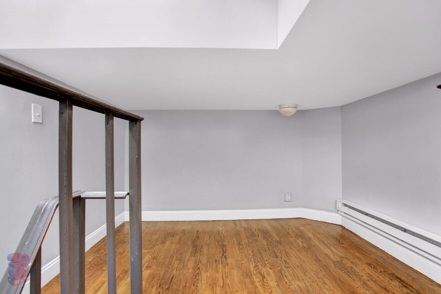Building Photo - 416 E 13th St