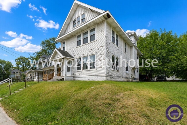 Building Photo - 3241 Cherry St