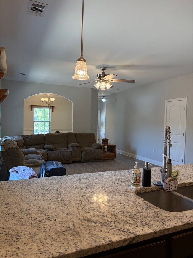 Building Photo - AVAILABLE NOW! (Pet Friendly)