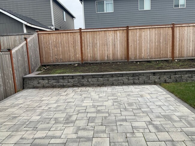 Building Photo - Beautiful 4 Bedroom, 2.5 Bath Home Availab...