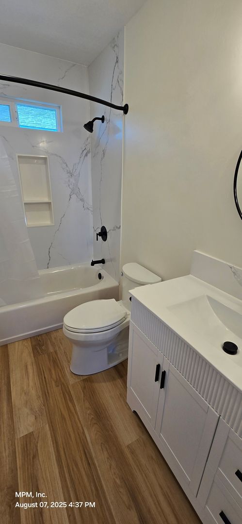 Building Photo - 2 bed 1.5 bath Apartment