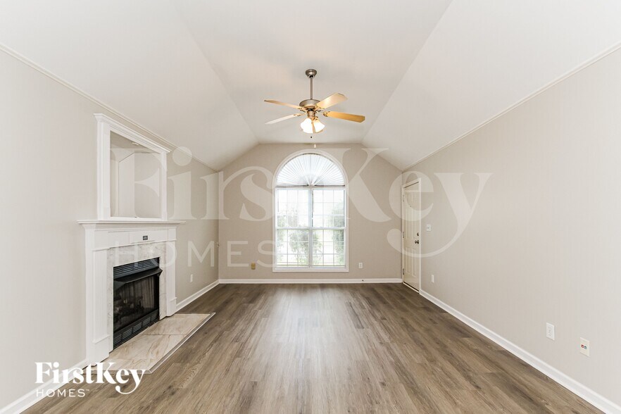 Building Photo - 2018 Village Ln