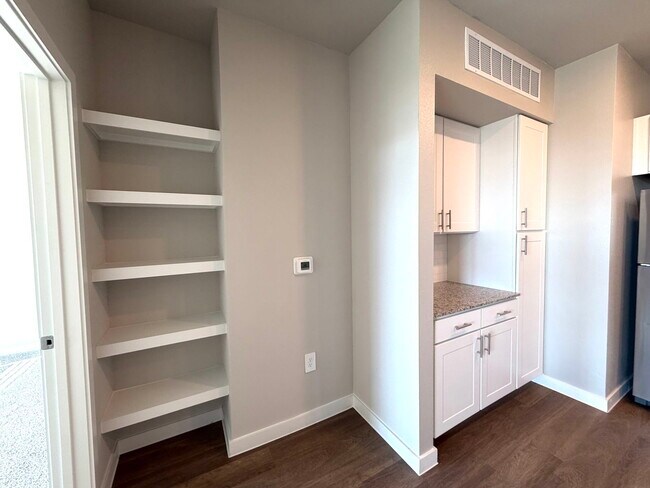 Building Photo - 1700 Daleside Ln