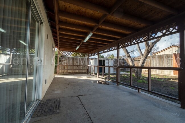 Building Photo - 3 Bedroom, 2 Bath Home - $2100 per month!