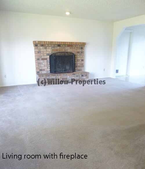 Building Photo - Spacious Two Bedroom Duplex