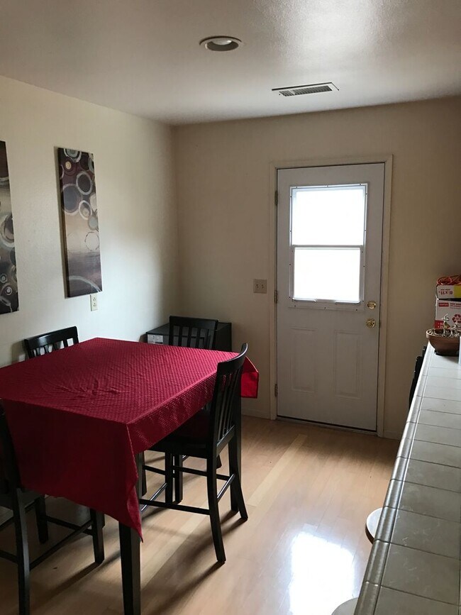 Building Photo - *DEPOSIT PENDING* 4 Bedroom 3 Bathroom House w/ Enclosed Yard!