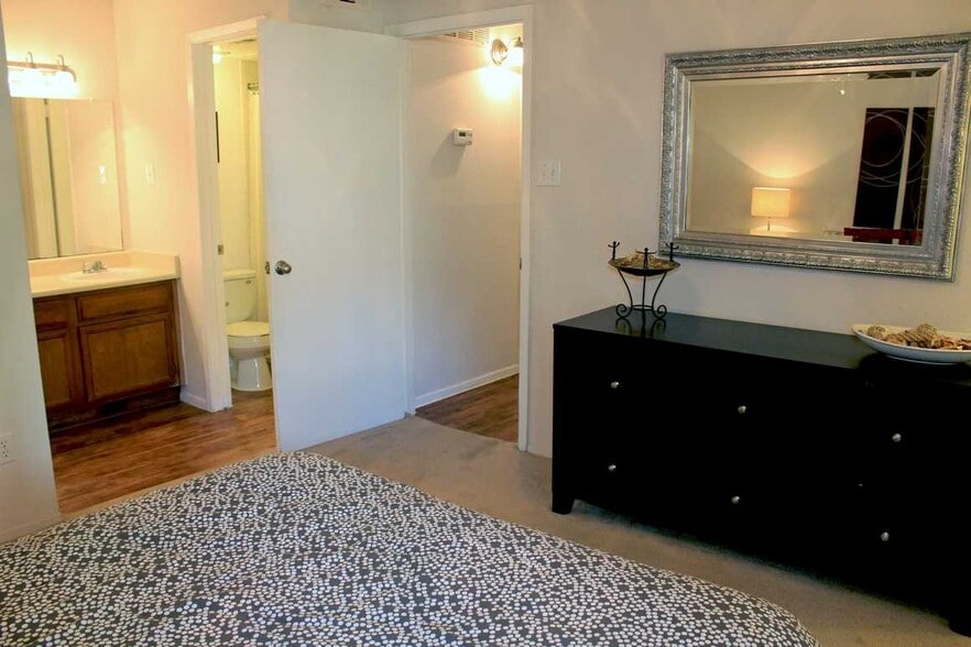 Building Photo - 2000 Cedar Bend Dr