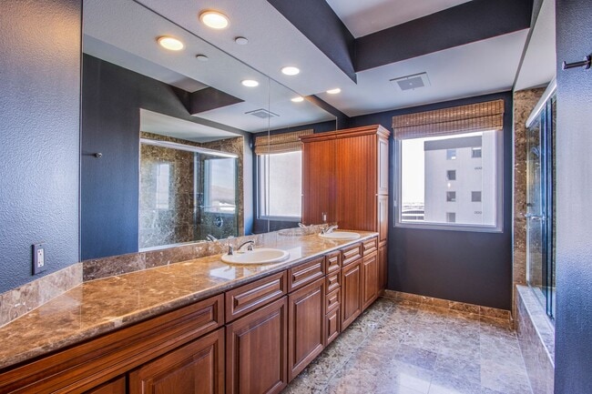 Building Photo - Absolutely stunning high rise loft at Metr...