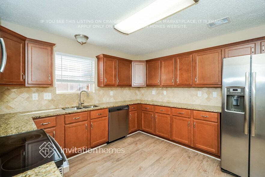 Building Photo - 10900 Huntington Rd