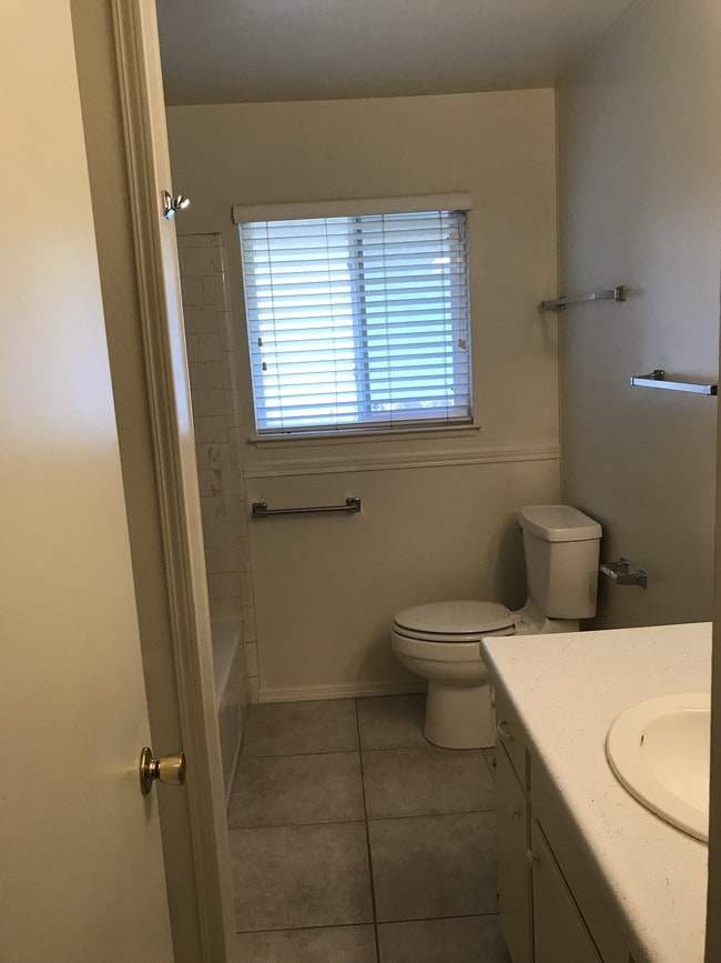 Building Photo - 39 Santos Way