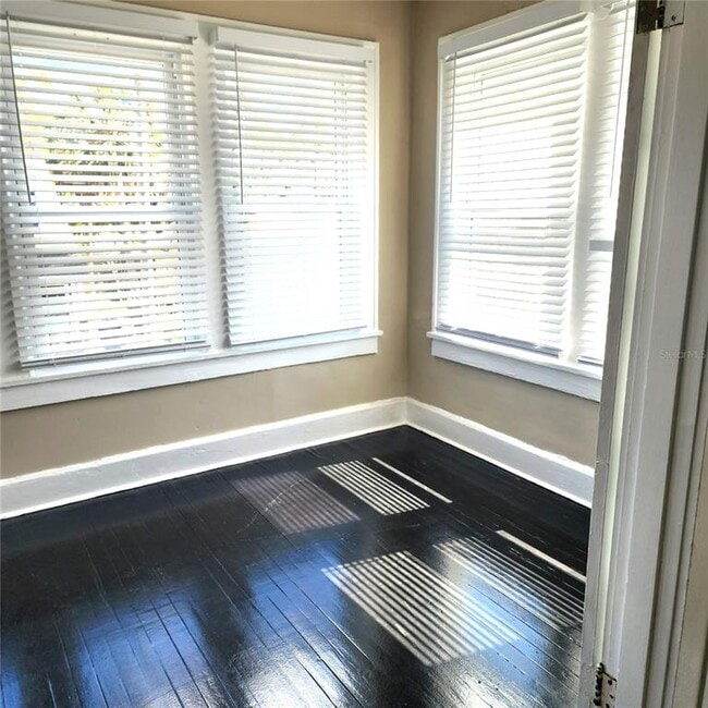 Building Photo - 2006 Jackson St N