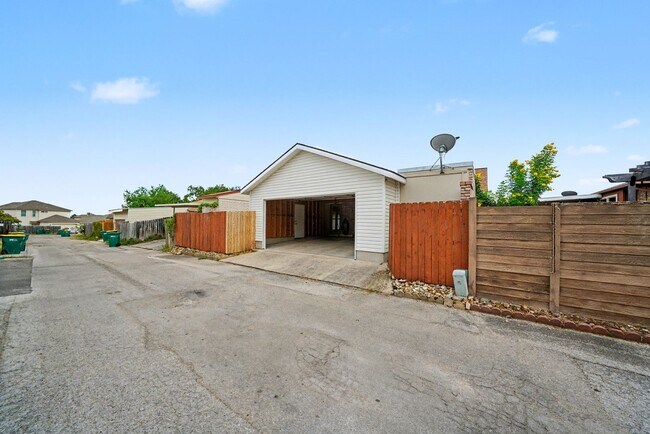 Building Photo - Charming 3-bed, 2-bath home in Universal C...
