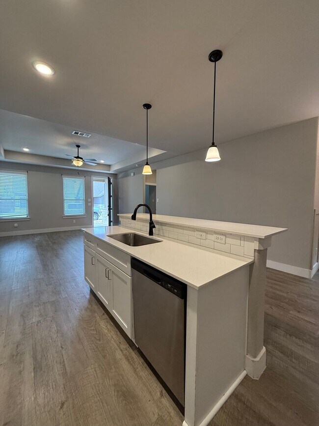 Building Photo - 3/2/2 GODLEY ISD - CUSTOM Upgrades Pets Welcome Commuter Friendly