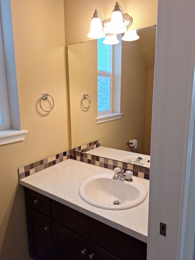 Building Photo - Central Valley Area - 2 Story Home (3Bed, 2.5 Bath)