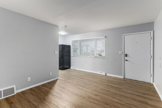 Building Photo - 558 Riverview Dr