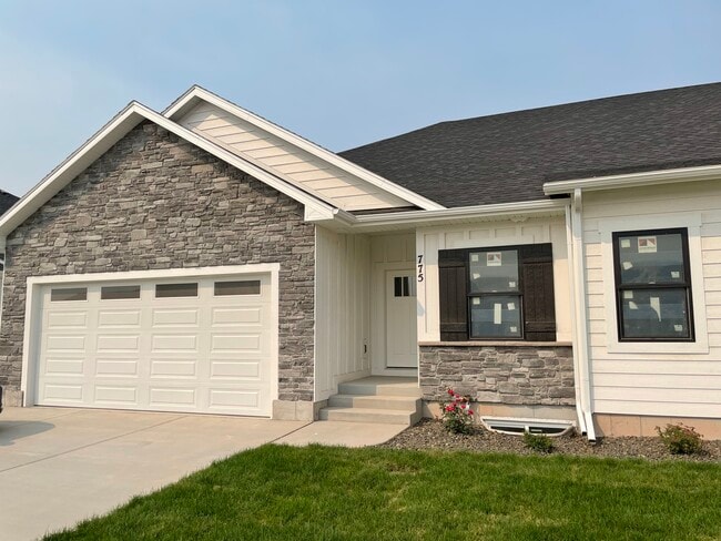 Building Photo - 775 Silvermaple Dr