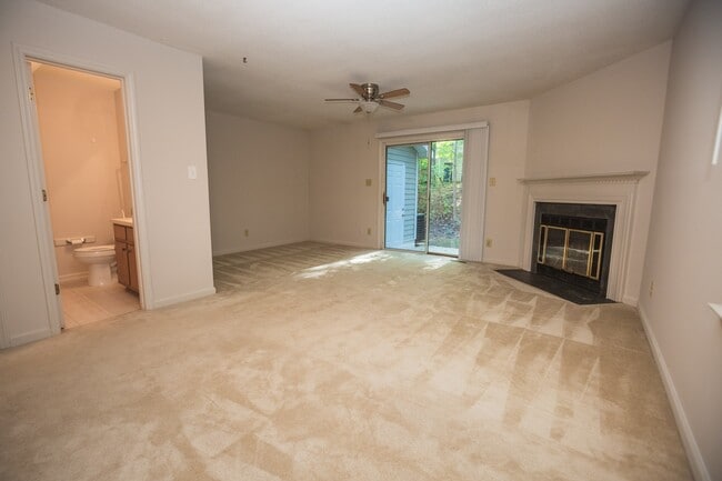 Building Photo - Available early July! Adorable 2 bed, 2.5 ...