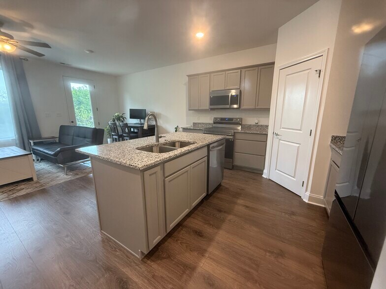 Open floor plan - 1516 Mountain Quail Cir