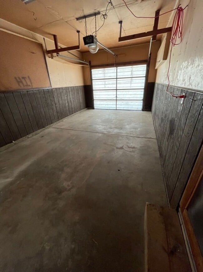 Building Photo - 3 Bedroom, 1 Bathroom House with Attached Garage