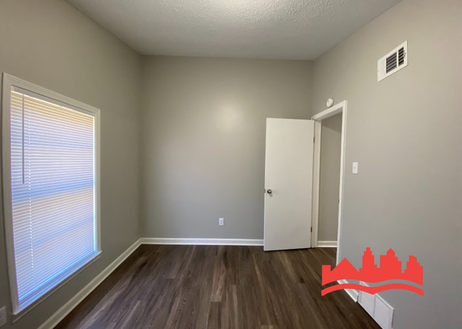 Building Photo - 4735 Chevron Rd