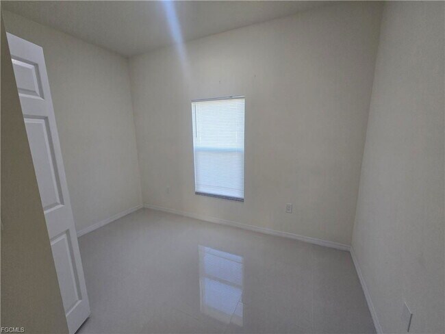 Building Photo - 324 Mangonia Ave