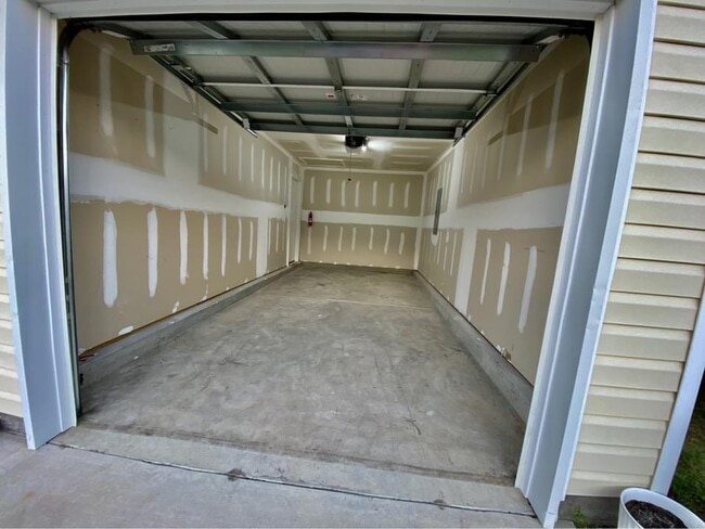 Building Photo - 67 Shamrock Dr SW