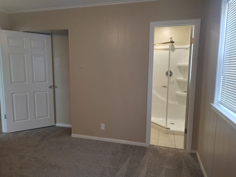 Master Bath - 508 W Baylor St