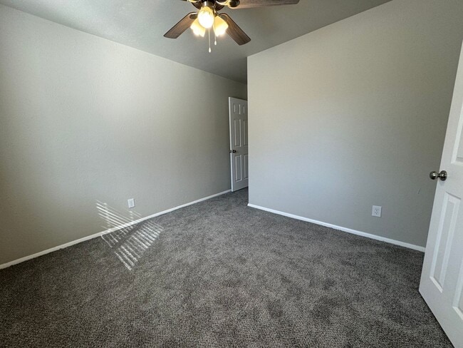 Building Photo - Gorgeous 4 bedroom 2 bathroom home in Broken Arrow