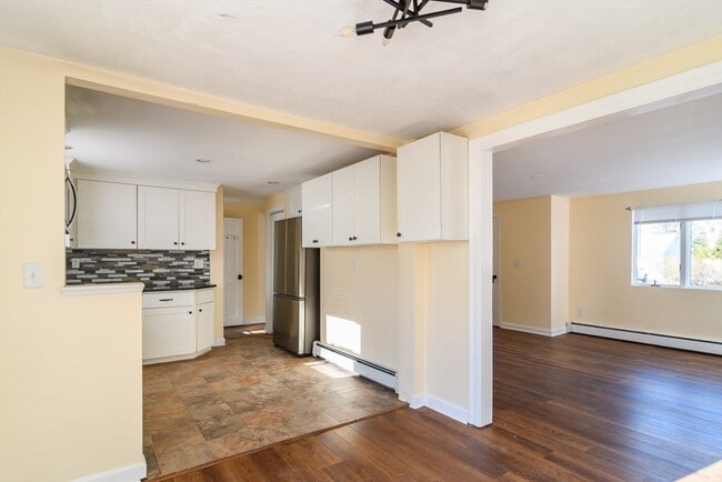 Building Photo - 10 Spring Valley Rd