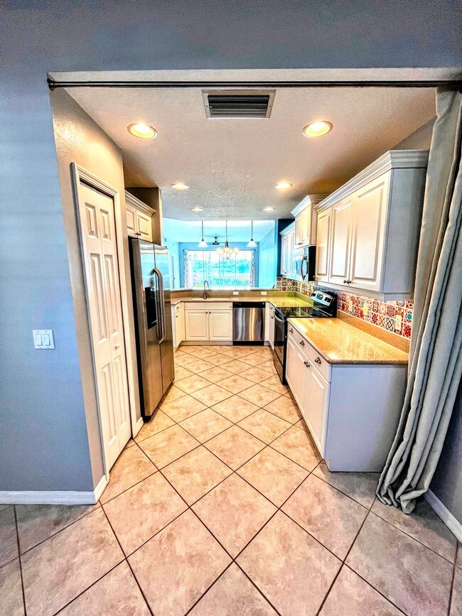 Building Photo - ANNUAL UNFURNISHED 2 bed 2 bath ground floor water front condo in Bradenton