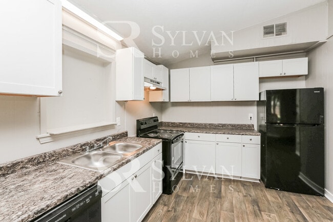 Building Photo - Spacious one-level living
