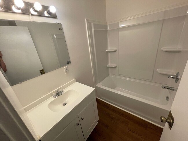 Building Photo - Renovated 2 bedroom 1 bathroom house with office/bonus room!