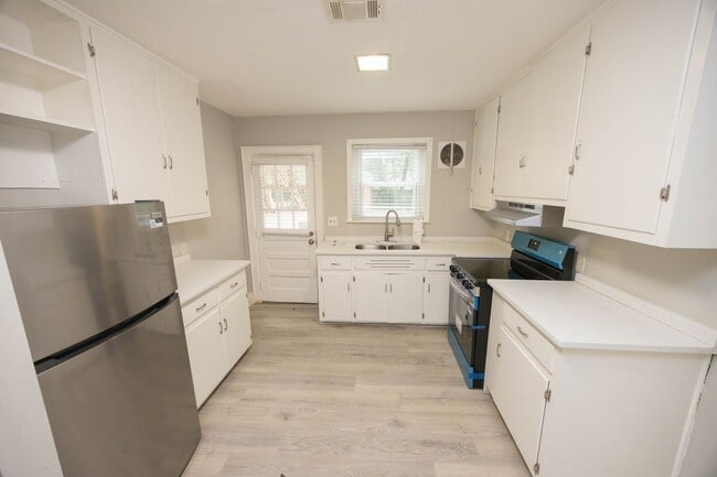 Building Photo - 2058 Woodley Rd