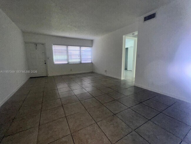 Building Photo - 10206 Twin Lakes Dr