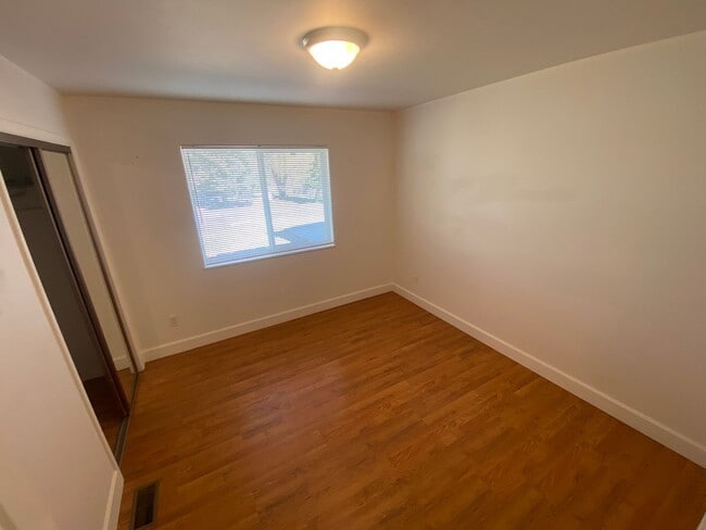 Building Photo - Three Bedroom Bayfield House Available for...