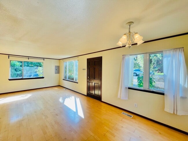 Building Photo - Massive House with Elegant Finishes in Madison Valley!