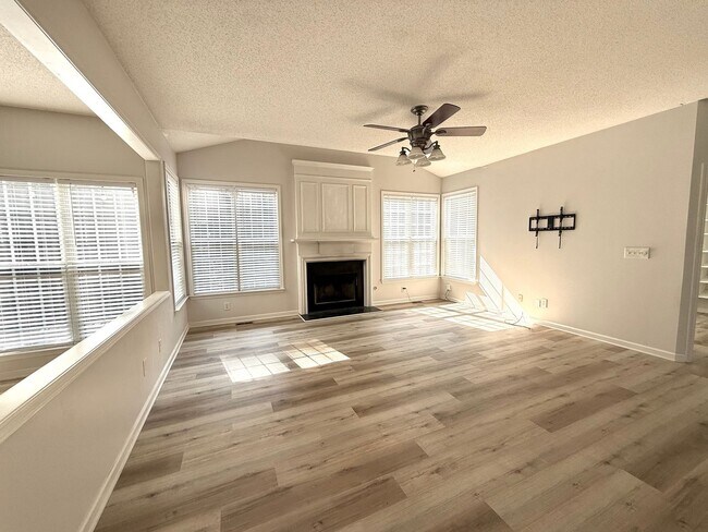 Building Photo - LOCATION!  Close to the outlet Malls and D...